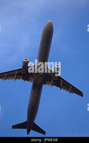 Generic Airbus A321-200 salendo lungo il tragitto con alette distribuite Foto Stock