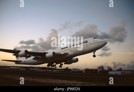 Air France Boeing 747-300 Combi il decollo al tramonto Foto Stock