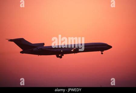 Un Boeing 727 sul finale-approccio al tramonto Foto Stock