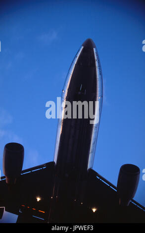 American Airlines Airbus A300-600R sul finale-approccio al tramonto con le nuvole Foto Stock