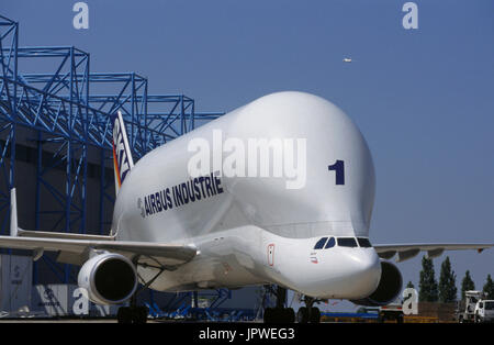 Airbus internazionale di trasporto Airbus A300-600ST Beluga parcheggiato al di fuori della linea di produzione Foto Stock