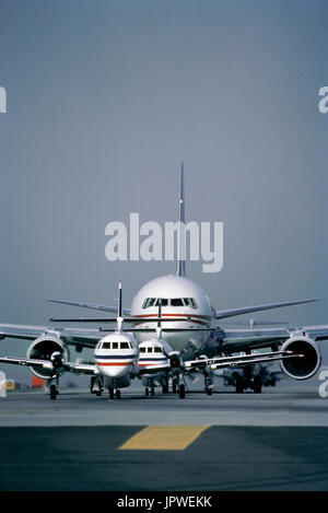 BAe Jetstream J-31s rullaggio con un Boeing 767 queueing su una pista di rullaggio prima del decollo Foto Stock