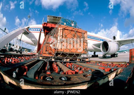 Carico che viene caricato da un basso-caricatore su un McDonnell Douglas DC-10 Foto Stock