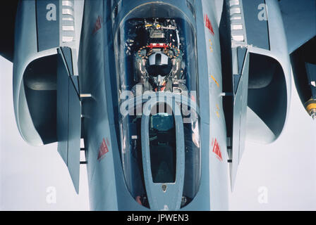 Pilot indossando il casco e ossigeno-maschera nel pozzetto di un'USAF 334 Sqn McDonnell Douglas F-4 Phantom Foto Stock