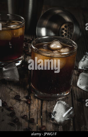 L'alcol. Bevande, Boozy nero cocktail russo con la vodka e il liquore al caffè su tavola in legno rustico. spazio copia Foto Stock