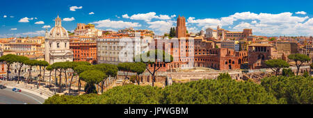 Panoramma dell antico Foro Traiano, Roma, Italia Foto Stock