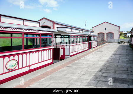 Giant's Causeway & Bushmills stazione ferroviaria con allenatori in attesa di passeggeri, Irlanda del Nord, Regno Unito Foto Stock