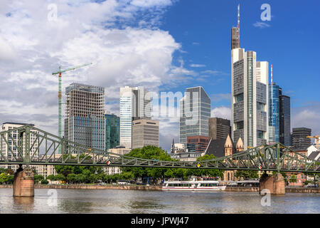 Guardando attraverso il fiume principale al CBD di Francoforte Foto Stock