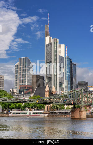 Guardando attraverso il fiume principale al CBD di Francoforte Foto Stock