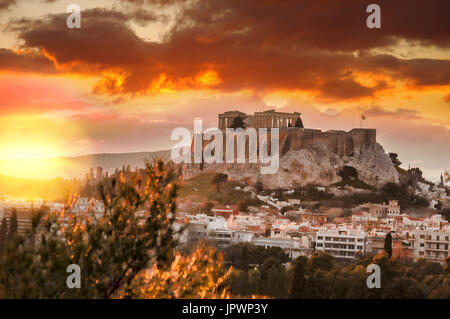 Acropolis con il Partenone tempio contro il tramonto in Atene, Grecia Foto Stock