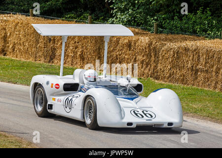 1966 Chaparral-Chevrolet 2E Can-Am racer con autista Jim Hall Jr al 2017 Goodwood Festival of Speed, Sussex, Regno Unito. Foto Stock