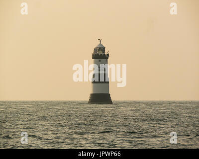 Trwyn Du Penmon faro in Stretto di Menai tra Dinmor Punto vicino Penmon e Ynys Seriol Puffin Island estremità orientale dell isola di Anglesey Nord Foto Stock