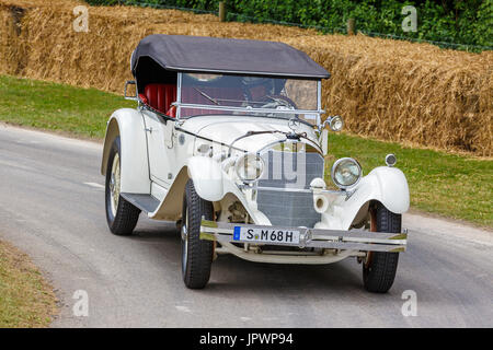 1928 Mercedes-Benz tipo S endurance racer con autista Jochen Mass al 2017 Goodwood Festival of Speed, Sussex, Regno Unito. Foto Stock