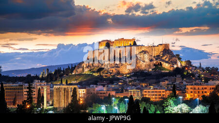 Acropolis con il Partenone tempio contro il tramonto in Atene, Grecia Foto Stock