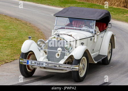 1928 Mercedes-Benz tipo S endurance racer con autista Jochen Mass al 2017 Goodwood Festival of Speed, Sussex, Regno Unito. Foto Stock