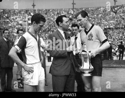 BBC commentatore sportivo e il presentatore TV David Coleman intervistando FA Cup vincendo il capitano Bill Slater di Wolverhampton Wanderers a Wembley nel maggio 1960. Con il perdere il capitano Ronnie Clayton di Blackburn Rovers sulla sinistra. Foto Stock