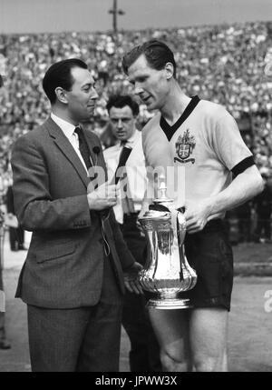 BBC commentatore sportivo e il presentatore TV David Coleman intervistando FA Cup vincendo il capitano Bill Slater di Wolverhampton Wanderers a Wembley nel maggio 1960. Foto Stock