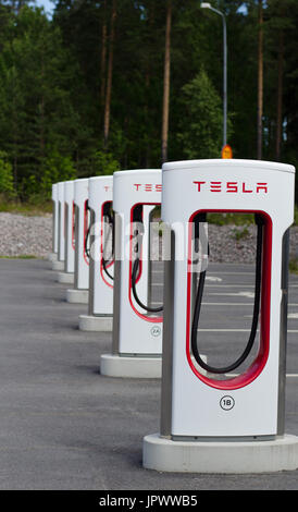Gävle, Svezia - 17 luglio 2017. Tesla caricabatterie 'Supercharger'. Tesla Motors Inc, carica elettrica dalla stazione di Gävle bro servicestation appena fuori Foto Stock