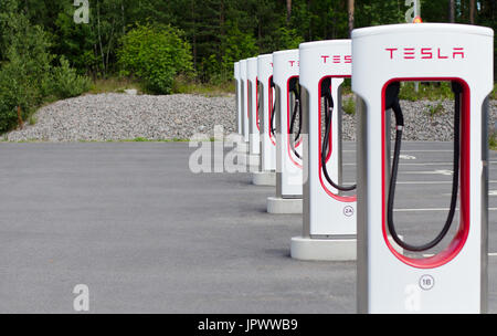 Gävle, Svezia - 17 luglio 2017. Tesla caricabatterie 'Supercharger'. Tesla Motors Inc, carica elettrica dalla stazione di Gävle bro servicestation appena fuori Foto Stock