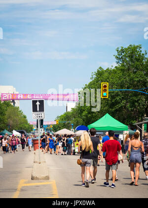 The 2nd Avenue Sidewalk Sale in Saskatoon, Saskatchewan, Canada.  A Saskatoon tradition, the sidewalk sale marked its 41st anniversary in 2017. Foto Stock