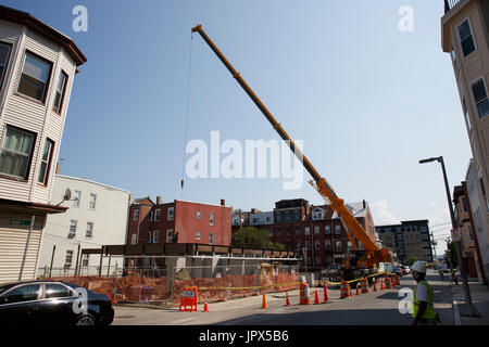 Gru da cantiere nel quartiere residenziale di East Boston Massachusetts Foto Stock