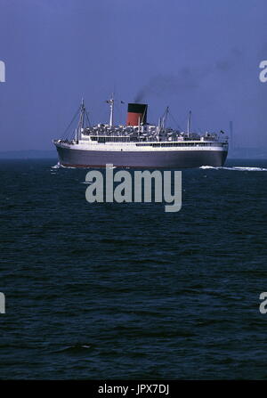 AJAXNETPHOTO. 1975. SOLENT, Inghilterra - Homeward Bound - Unione liner del castello Il castello di Edimburgo verso l'interno legato a Southampton DAL CAPO. Foto:JONATHAN EASTLAND/AJAX REF:602331 Foto Stock