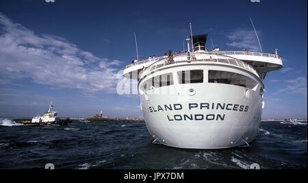 AJAXNETPHOTO. Febbraio, 1987. FREMANTLE, Australia. - Perfezionamento attivo legato - P&O NAVE DA CROCIERA ISLAND PRINCESS in arrivo al porto. Foto:JONATHAN EASTLAND/AJAX REF:876879 22 Foto Stock