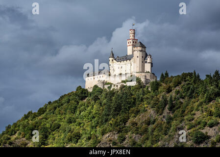 Il castello il Marksburg sul fiume Reno visto da Braubach, Renania-Palatinato, Germania Foto Stock