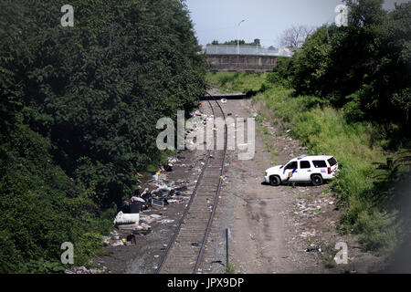 Unico treno merci via le curve nel Fairhill/West Kensington sezione di Philadelphia, Pennsylvania. Migliaia di siringhe usate, svuotare sacchi di eroina Foto Stock