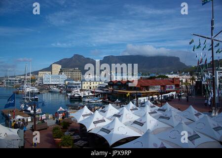 Edifici storici e ristoranti del Victoria and Albert Waterfront a Città del Capo in Sud Africa. Table Mountain in background. Foto Stock