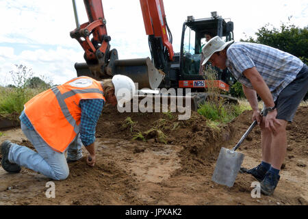 2017 Aylsham progetto romano - Britannia Archeologia expert Martin Brook e proprietario terriero Pietro Purdy ispezionare la parte superiore di una fornace romana scoperta dello scorso anno Foto Stock