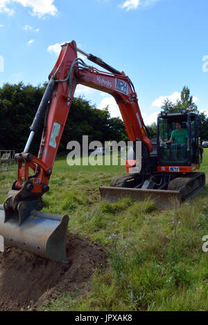 2017 Aylsham Romano - Progetto di un escavatore che prepara il terreno per la comunità scavare a Aylsham, Norfolk, Regno Unito Foto Stock