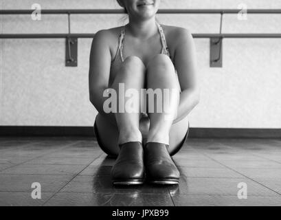 Versione in bianco e nero di ascolto tocca la ballerina Foto Stock