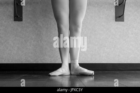 Versione in bianco e nero dell'evoluzione di una ballerina dalla tela, a pointe Foto Stock