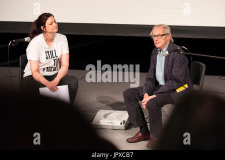 Film del regista Ken Loach rispondendo alle domande a un Q&A A seguito di una mostra di 'Io, Daniele Blake' in Milton Keynes Foto Stock