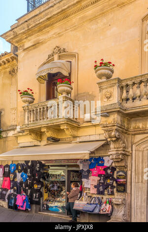 Negozio di souvenir nel vecchio quartiere Taormina Italia Foto Stock