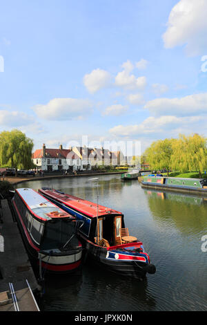 Narrowboats sul Fiume Great Ouse; Ely città; Cambridgeshire; Inghilterra; gran bretagna REGNO UNITO Foto Stock