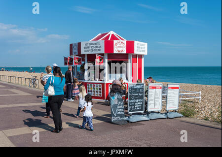 Gelati e fast food kiosk su Southsea seafront con holidymakers Foto Stock