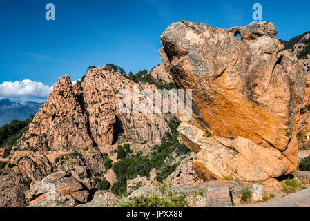Orange porphyritic rocce di granito a Les Calanche de Piana, Sito Patrimonio Mondiale dell'UNESCO, Corse-du-Sud, Corsica, Francia