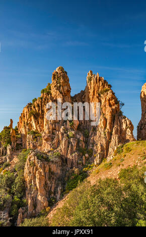 Orange porphyritic rocce di granito a Les Calanche de Piana, Sito Patrimonio Mondiale dell'UNESCO, Corse-du-Sud, Corsica, Francia Foto Stock