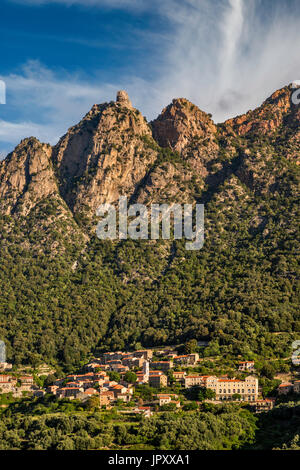 Il massiccio di Capo d'Ota sulla cittadina collinare di Ota, al tramonto, Gole di Spelunca, Corse-du-Sud, Corsica, Francia Foto Stock