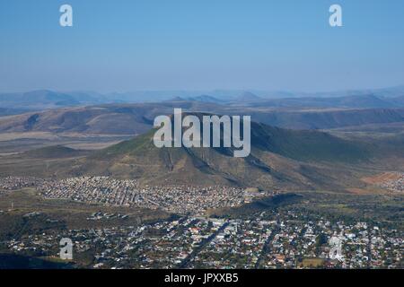 Città di Graaff-Reinet nel Capo orientale del Sud Africa impostato nell'ansa del fiume domenica nella valle della desolazione. Foto Stock