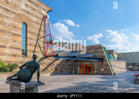 La Staatsgalerie Stuttgart (Galleria di Stato), con Henry Moore la scultura ' drappeggiato donna reclinabili' in primo piano, Stoccarda, Germania Foto Stock