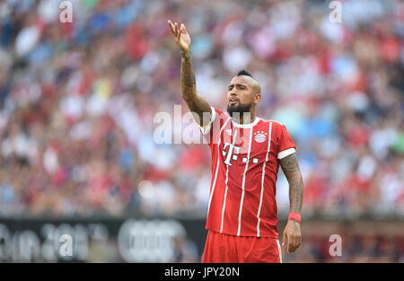 Monaco di Baviera, Germania. 2 agosto, 2017. Arturo Vidal di Monaco di Baviera gesticulates durante la Audi Cup SSC Napoli vs Bayern Monaco di Baviera match nello stadio Allianz Arena di Monaco di Baviera, Germania, il 2 agosto, 2017. Foto: Andreas Gebert/dpa/Alamy Live News Foto Stock