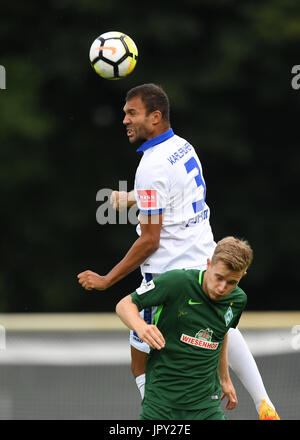 Brema, Deutschland. 02Aug, 2017. Daniel Gordon (KSC) im Zweikampf mit Johannes Eggestein (Werder Brema 2). GES/ Fussball/ 3. Liga: SV Werder Bremen 2 - Karlsruher SC, 02.08.2017 -- calcio/ Soccer 3° Divisione: SV Werder Bremen 2 vs Karlsruher SC, Brema, 02 agosto 2017 -- | Verwendung weltweit Credito: dpa/Alamy Live News Foto Stock