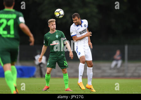 Brema, Deutschland. 02Aug, 2017. Daniel Gordon (KSC) im Zweikampf mit Johannes Eggestein (Werder Brema 2). GES/ Fussball/ 3. Liga: SV Werder Bremen 2 - Karlsruher SC, 02.08.2017 -- calcio/ Soccer 3° Divisione: SV Werder Bremen 2 vs Karlsruher SC, Brema, 02 agosto 2017 -- | Verwendung weltweit Credito: dpa/Alamy Live News Foto Stock