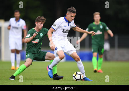 Brema, Deutschland. 02Aug, 2017. Alexander Siebeck (KSC) im Zweikampf mit Leon Jensen (Werder Brema 2). GES/ Fussball/ 3. Liga: SV Werder Bremen 2 - Karlsruher SC, 02.08.2017 -- calcio/ Soccer 3° Divisione: SV Werder Bremen 2 vs Karlsruher SC, Brema, 02 agosto 2017 -- | Verwendung weltweit Credito: dpa/Alamy Live News Foto Stock