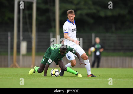 Brema, Deutschland. 02Aug, 2017. Kai Buelow (KSC) im Zweikampf mit Philipp Eggersgluess (Werder Brema 2). GES/ Fussball/ 3. Liga: SV Werder Bremen 2 - Karlsruher SC, 02.08.2017 -- calcio/ Soccer 3° Divisione: SV Werder Bremen 2 vs Karlsruher SC, Brema, 02 agosto 2017 -- | Verwendung weltweit Credito: dpa/Alamy Live News Foto Stock