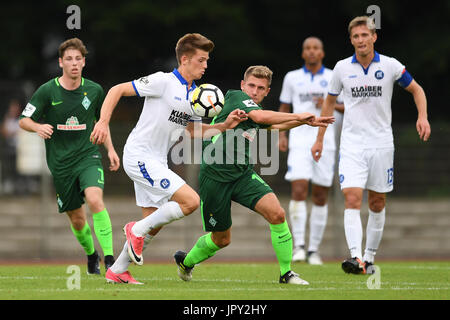 Brema, Deutschland. 02Aug, 2017. Marvin Wanitzek (KSC) im Zweikampf mit Levent Aycicek (Werder Brema 2). GES/ Fussball/ 3. Liga: SV Werder Bremen 2 - Karlsruher SC, 02.08.2017 -- calcio/ Soccer 3° Divisione: SV Werder Bremen 2 vs Karlsruher SC, Brema, 02 agosto 2017 -- | Verwendung weltweit Credito: dpa/Alamy Live News Foto Stock