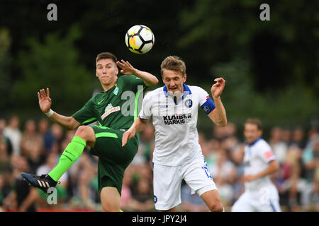 Brema, Deutschland. 02Aug, 2017. Kai Buelow (KSC) im Zweikampf mit Dominic Vollmer (Werder Brema 2). GES/ Fussball/ 3. Liga: SV Werder Bremen 2 - Karlsruher SC, 02.08.2017 -- calcio/ Soccer 3° Divisione: SV Werder Bremen 2 vs Karlsruher SC, Brema, 02 agosto 2017 -- | Verwendung weltweit Credito: dpa/Alamy Live News Foto Stock